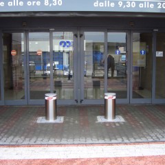 Pilomat 275/P-600A at the entrance of Mirabello shopping center in Cantù, Italy