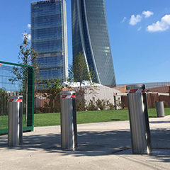 photo of electromechanical bollards installed to delimit and protect a residential area