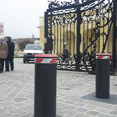 picture of semiautomatic bollards with integrated flashing light installed at the Imperial Palace in Vienna