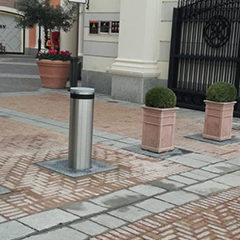 image of electromechanical bollards installed in an outlet to make the area safe from unauthorized intrusion