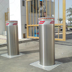 image of semiautomatic bollards with integrated flashing light located at the entrance to a sensitive area