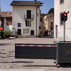 photo of the unilateral sliding mobile barrier with traffic light